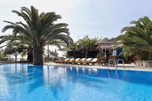Seasonal outdoor pool, open 9:00 AM to 9:00 PM, pool umbrellas - Paradise Resort (Santorini)