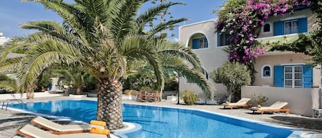 Piscine extérieure en saison, accÚs possible de 9 h à 21 h, parasols