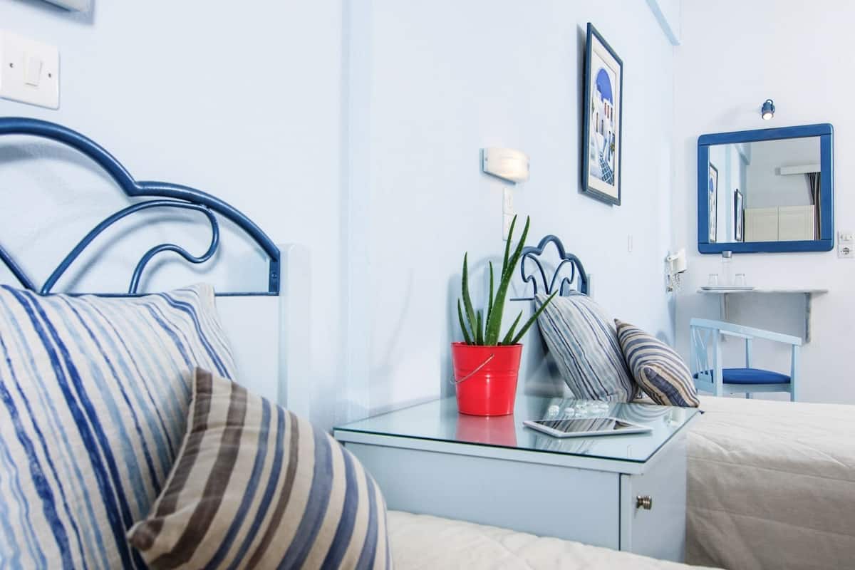 Triple Room | Minibar, in-room safe, desk, blackout curtains