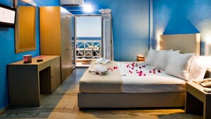 Habitación doble, vistas al mar | Caja fuerte, escritorio, tabla de planchar con plancha y cunas gratuitas