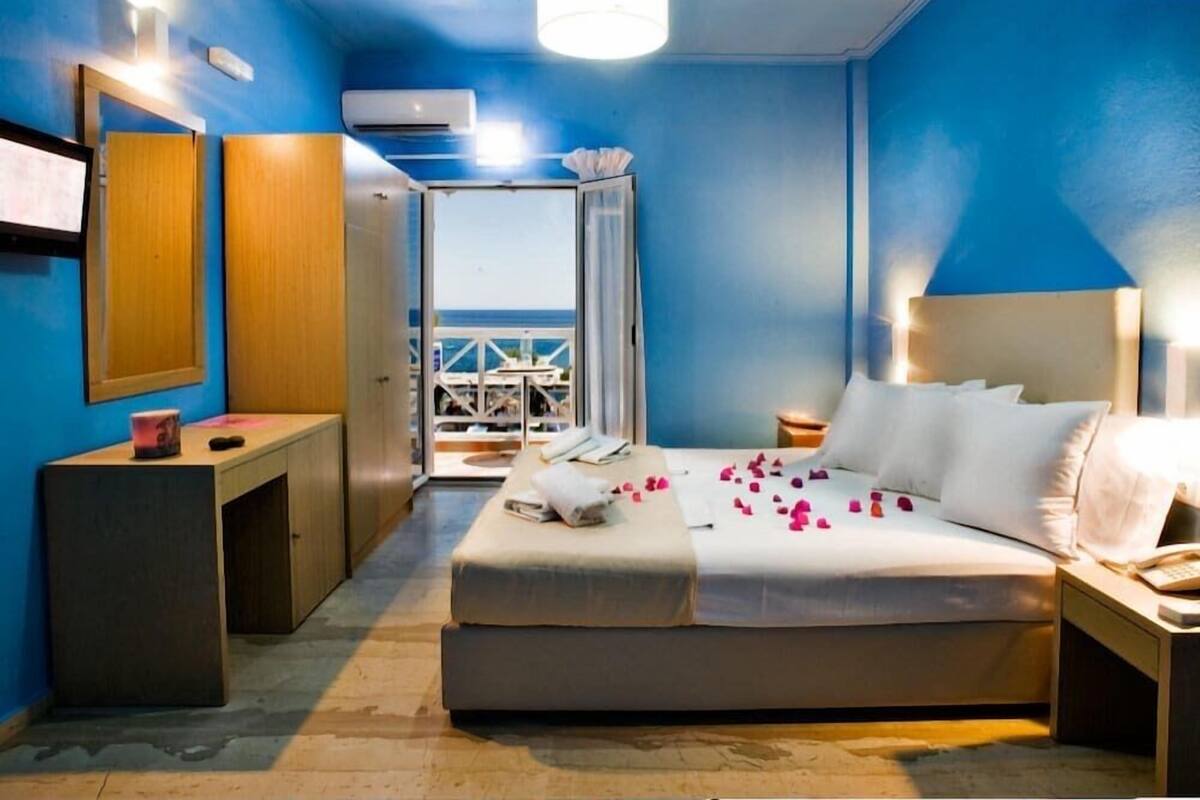 Double Room, Sea View | In-room safe, desk, iron/ironing board (on request), cribs (free)