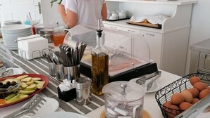 Se ofrece un desayuno bufé todos los días (por un coste adicional)