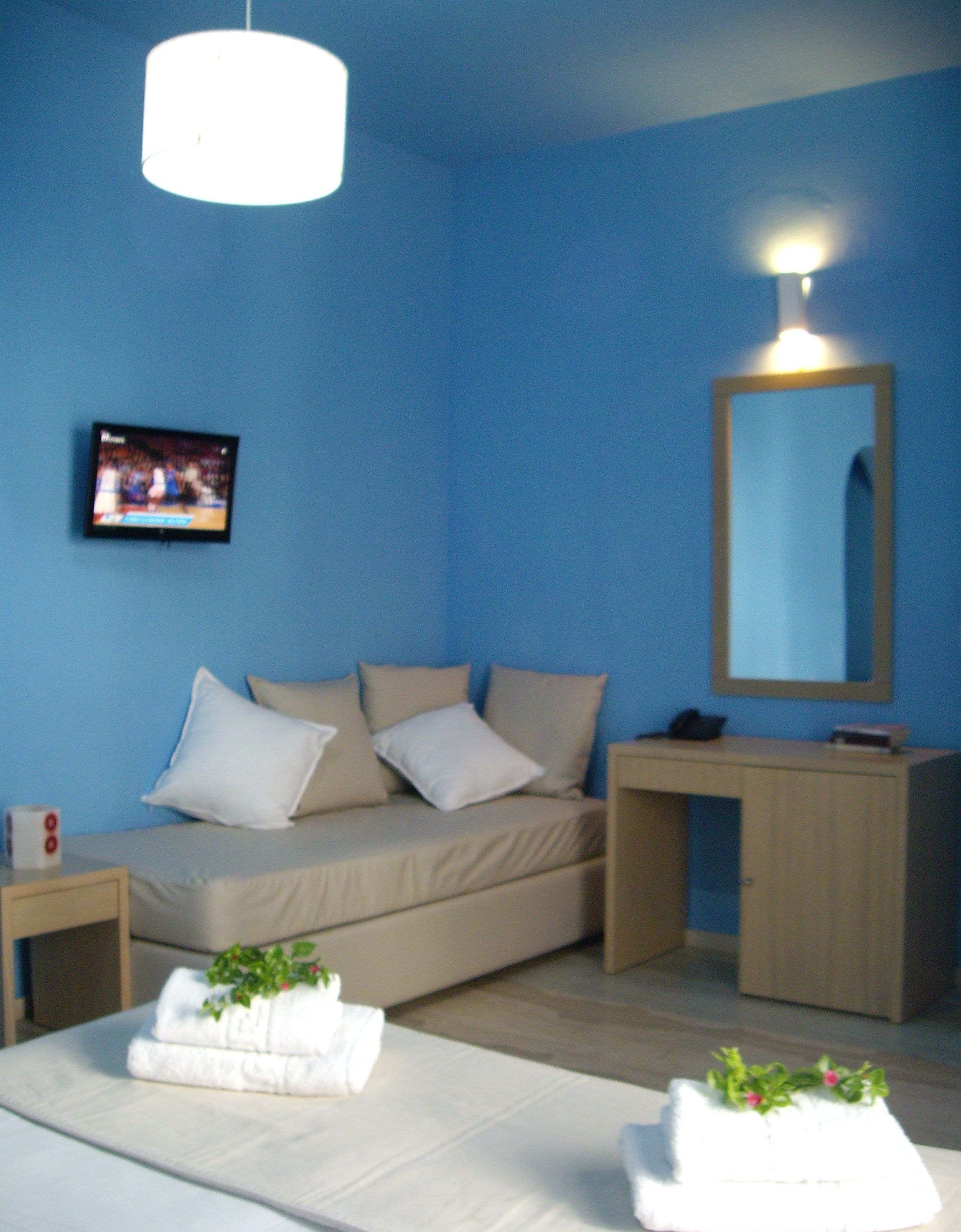 classic triple room | living area