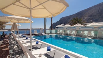 Outdoor pool, pool umbrellas, sun loungers