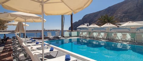 Utendørsbasseng, bassengparasoller og solsenger