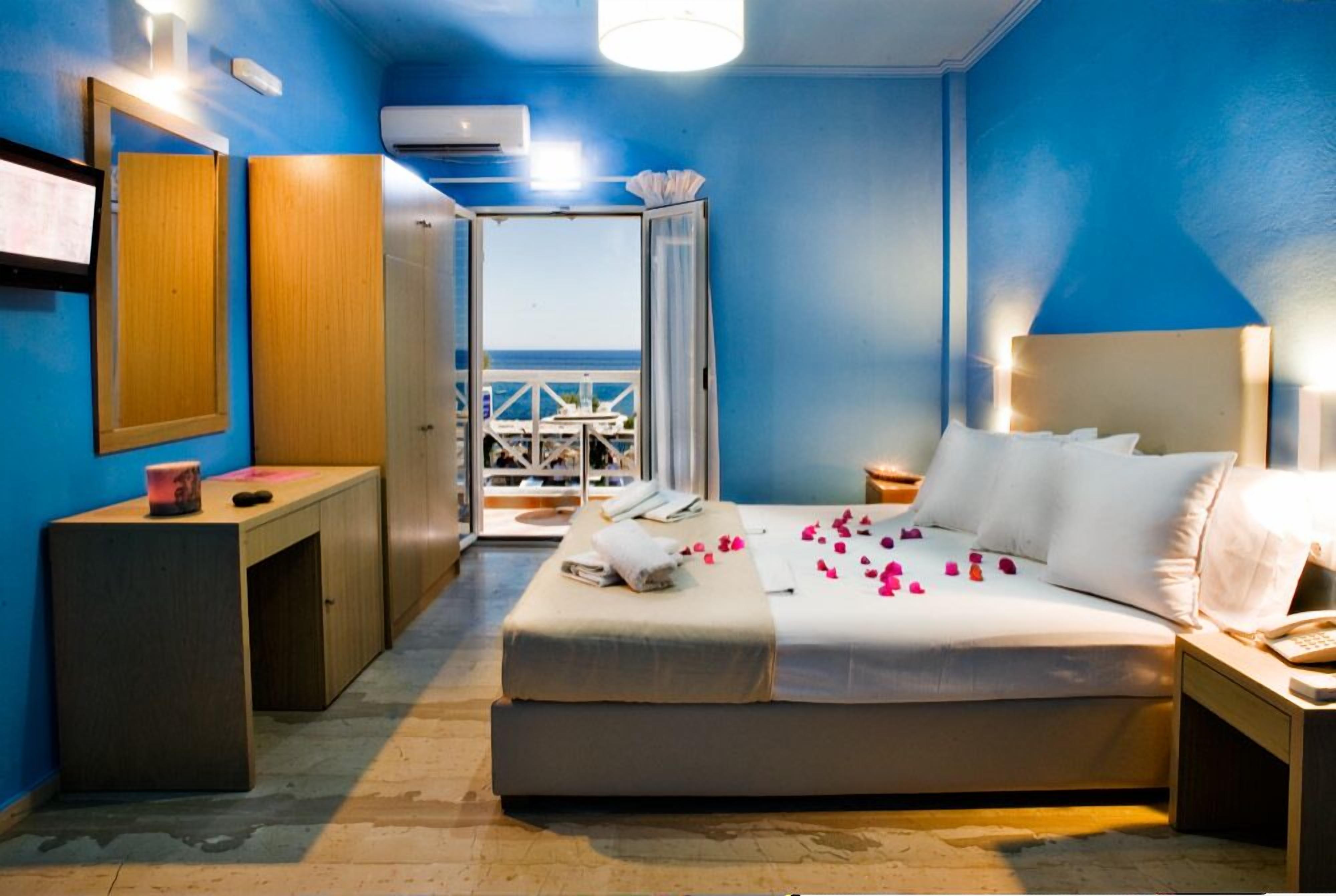 double room, sea view | in-room safe, desk, iron/ironing board, free cots/infant beds