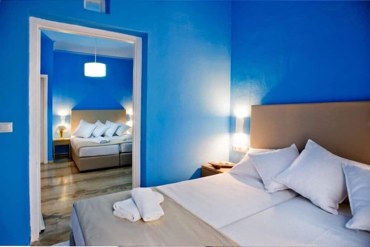 Family Room | In-room safe, desk, iron/ironing board, free cribs/infant beds