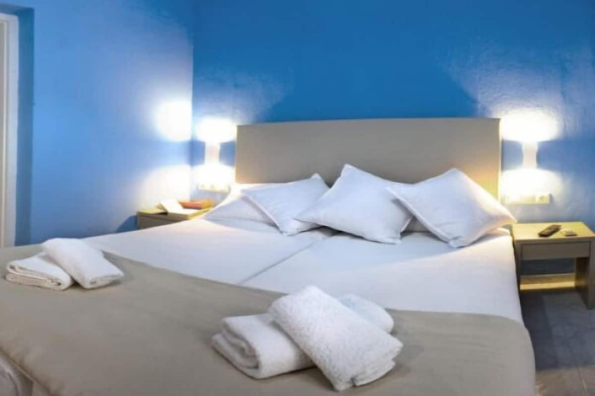 Family Room | In-room safe, desk, iron/ironing board, free cribs/infant beds