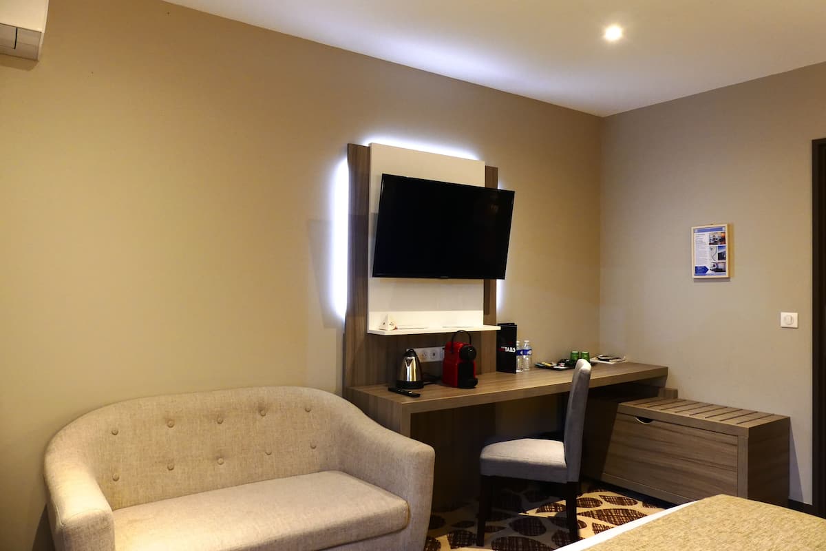 Suite, Garden View | Premium bedding, memory-foam beds, individually decorated, desk