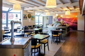 Tägliches Frühstücksbuffet (13.70 EUR pro Person)