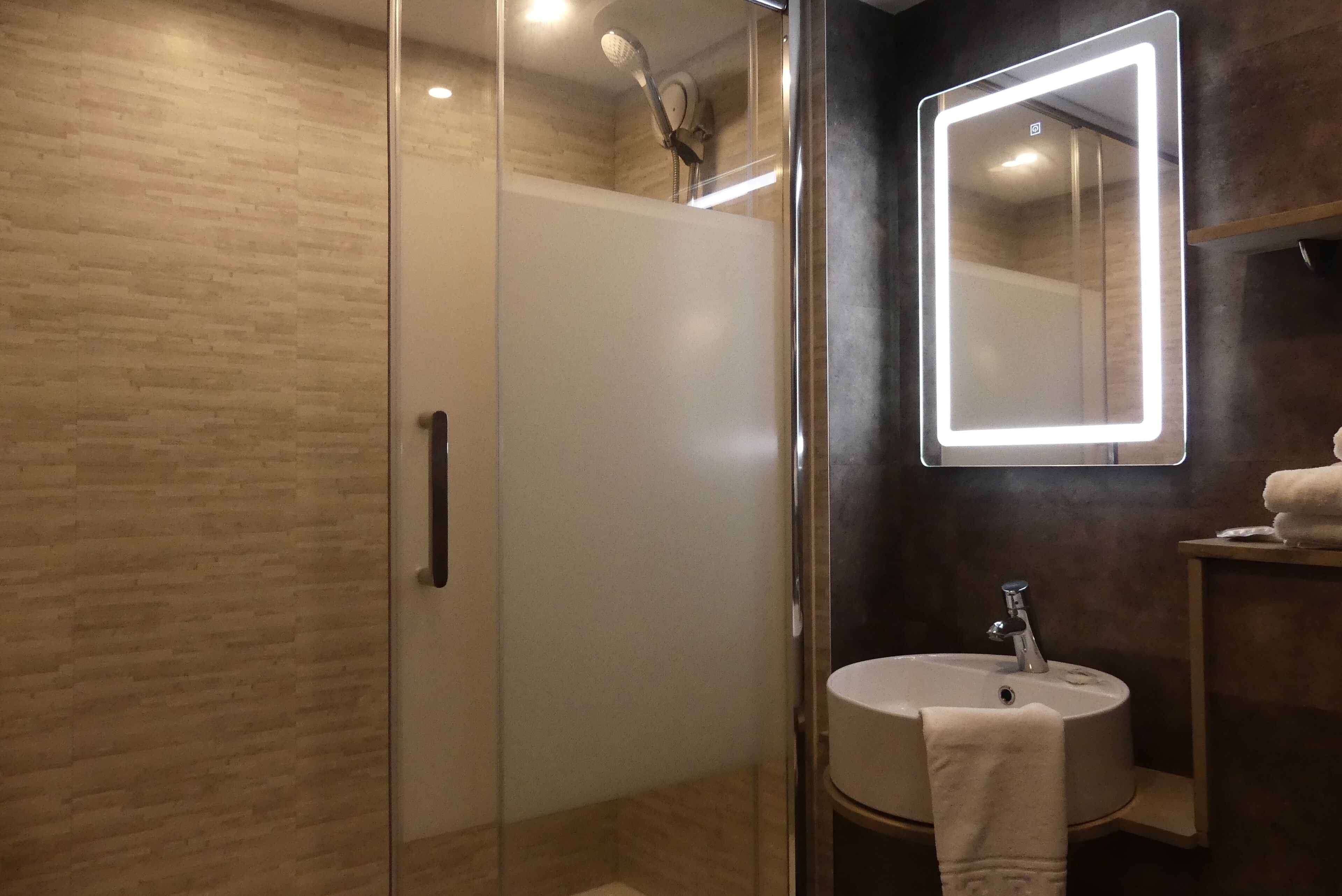 Foto - Contact Hôtel Le Provençal Bordeaux Lac