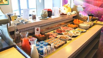 Desayuno buffet diario (EUR 13.70 por persona)