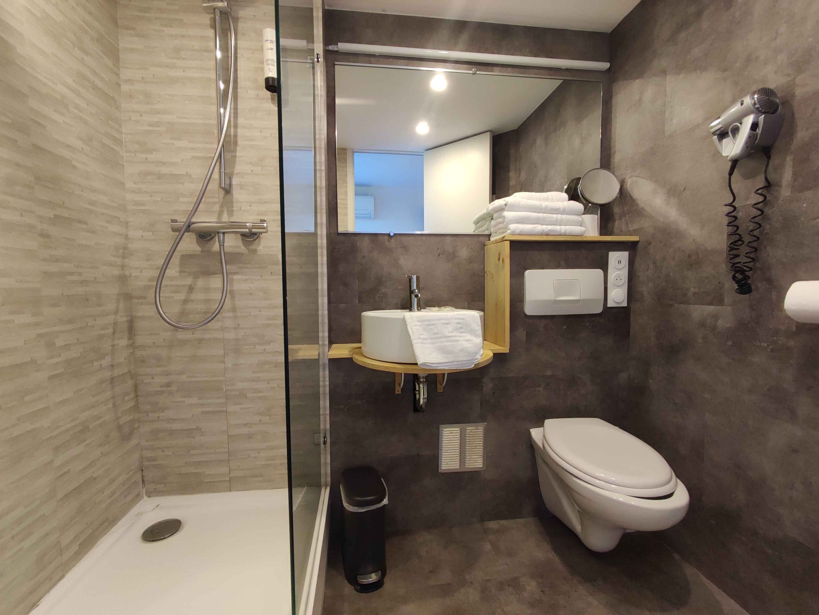 Foto - Contact Hôtel Le Provençal Bordeaux Lac