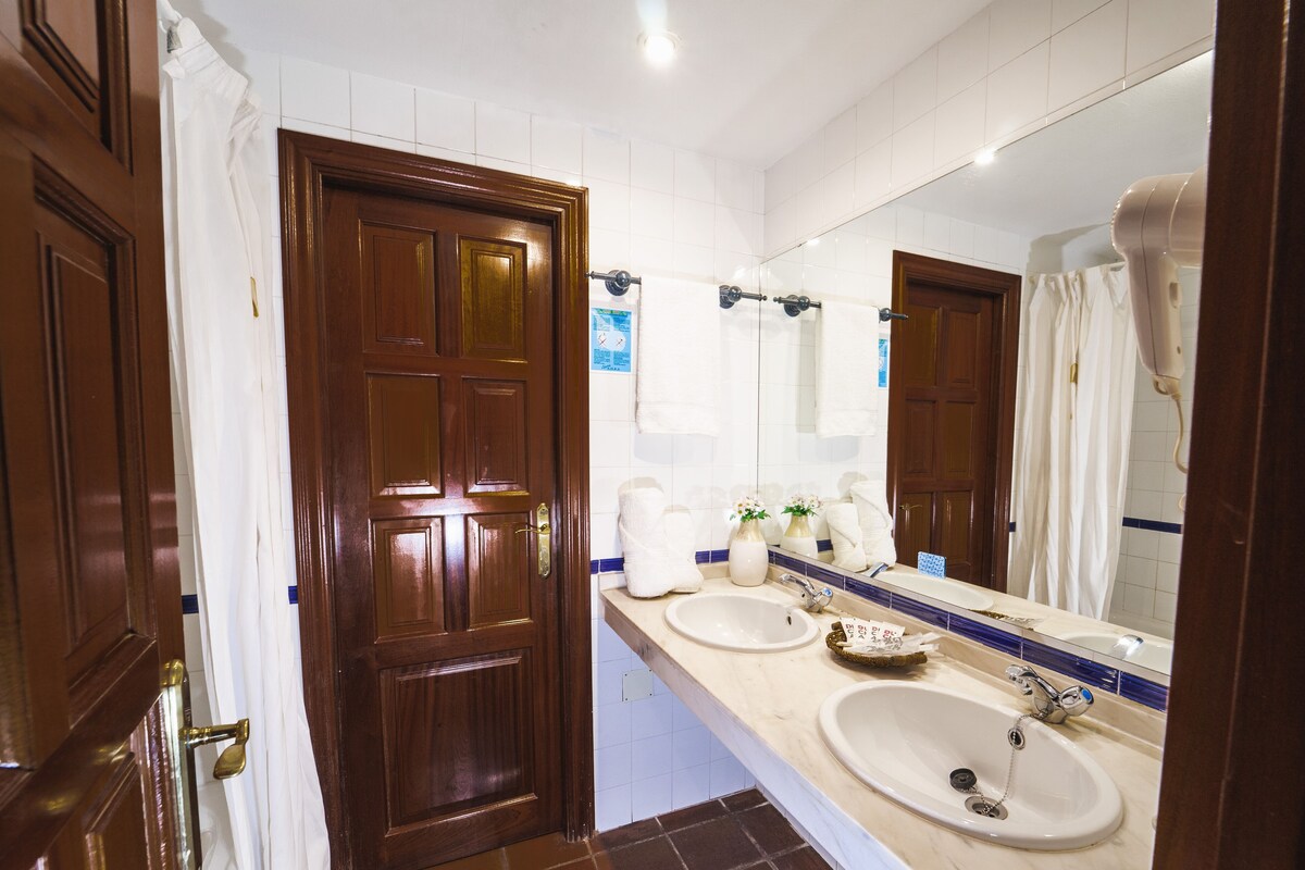 Bañera con ducha, artículos de tocador gratuitos, secador de pelo, bidet