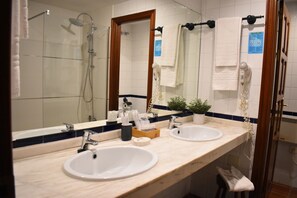 Family Quadruple Room, Balcony | Bathroom | Combined shower/tub, free toiletries, hair dryer, bidet - Hotel Humaina (Málaga)