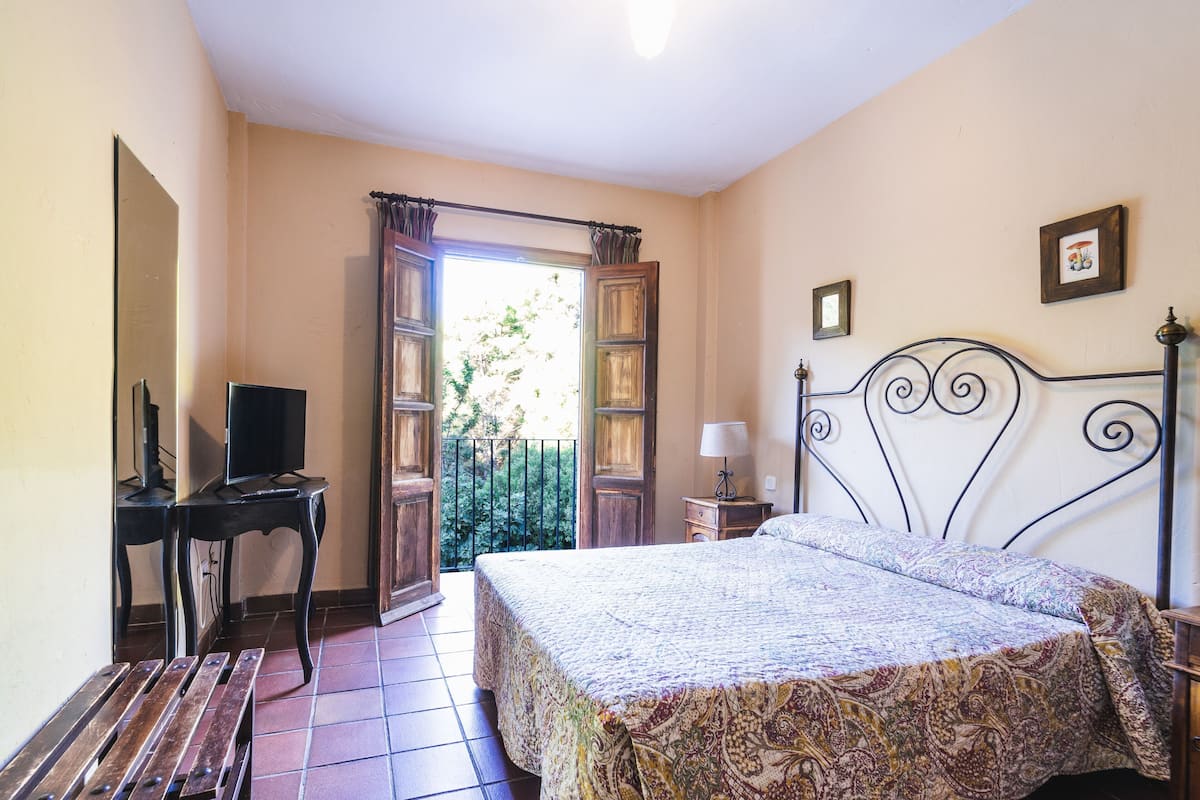 고급 침구, 오리/거위털 이불, 메모리폼 침대, 객실 내 금고