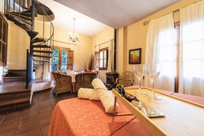 디럭스 스위트, 킹사이즈침대 1개, 산 전망 | 고급 침구, 오리/거위털 이불, 메모리폼 침대, 객실 내 금고