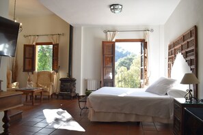 Deluxe Suite, 1 King Bed, Mountain View | Premium bedding, down duvets, memory-foam beds, in-room safe - Hotel Humaina (Málaga)