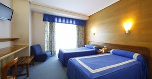 Select Comfort beds, in-room safe, desk, free cots/infant beds - Hotel Colón Tuy (Tui)