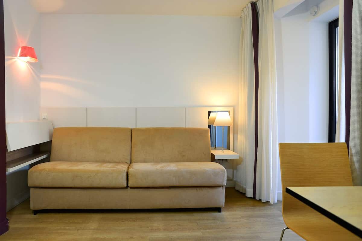 Studio, City View (2 pers) | Desk, soundproofing, iron/ironing board (on request), WiFi (free)