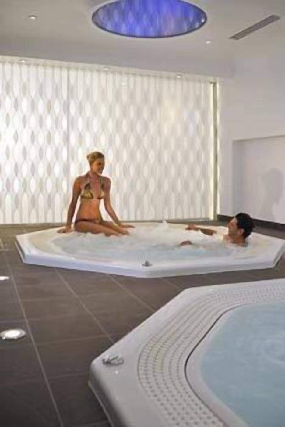 Bồn tắm spa trong nhà