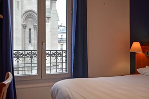 In-room safe, desk, free WiFi, bed sheets - Hôtel de la Perdrix Rouge (Paris)