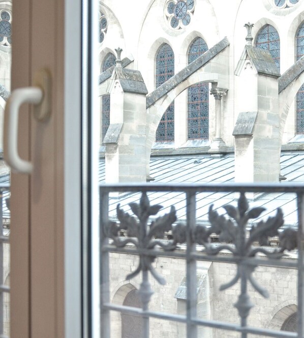 Een kluis op de kamer, een bureau, gratis wifi, beddengoed