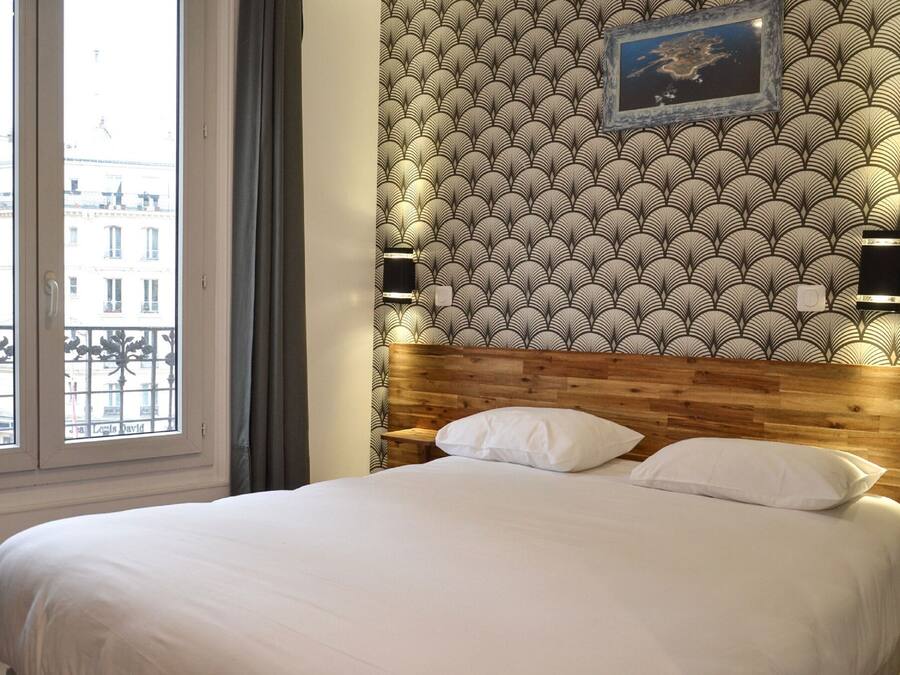 Een kluis op de kamer, een bureau, gratis wifi, beddengoed