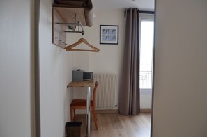 Kamar Single | Area keluarga | Televisi layar datar 24-inci dengan saluran TV satelit dan TV