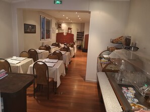 Daily buffet breakfast for a fee - Hôtel de la Perdrix Rouge (Paris)