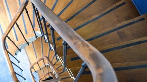 A wooden staircase with metal railings and a metal handrail. - Hôtel de la Perdrix Rouge (Paris)