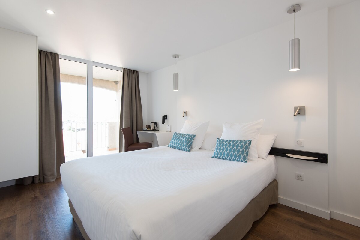 Minibar, in-room safe, desk, soundproofing