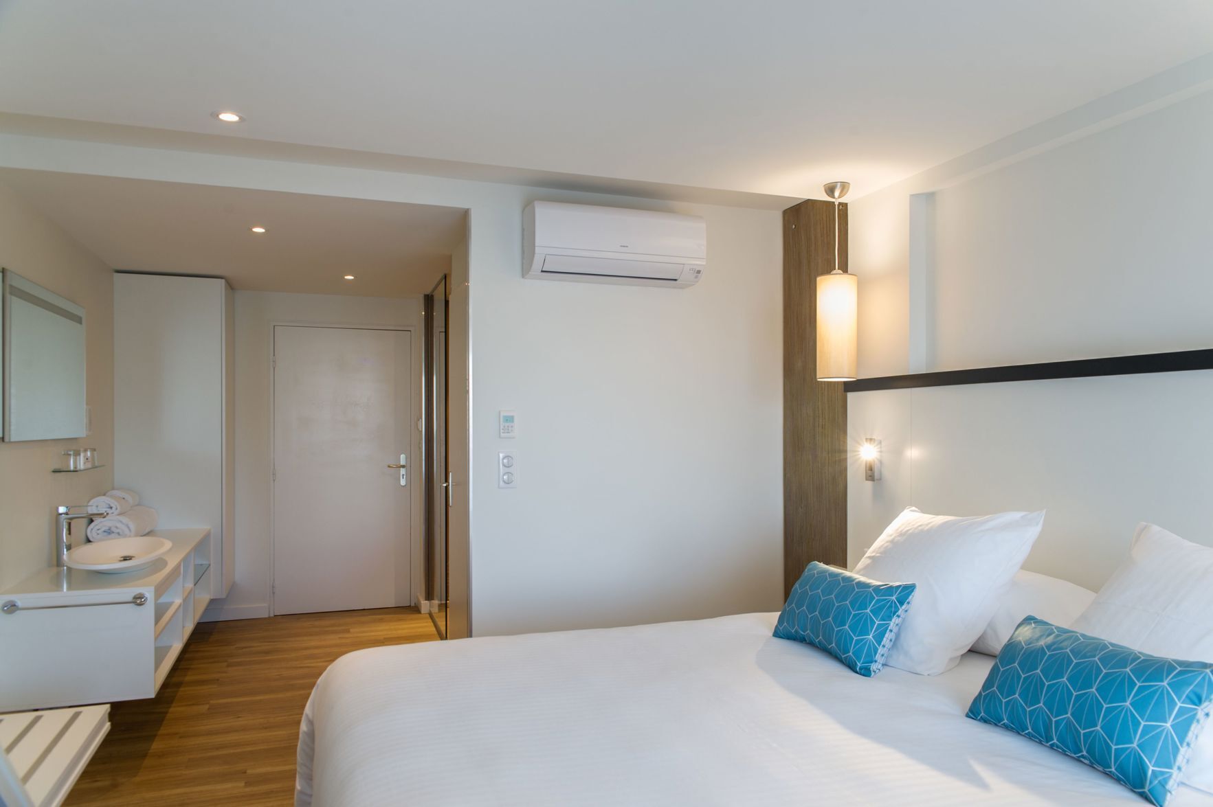 Minibar, caja de seguridad en la habitación y escritorio 