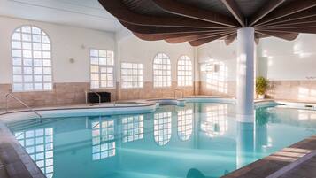 Innenpool, Außenpool, geöffnet von 09:00 Uhr bis 18:30 Uhr, Liegestühle