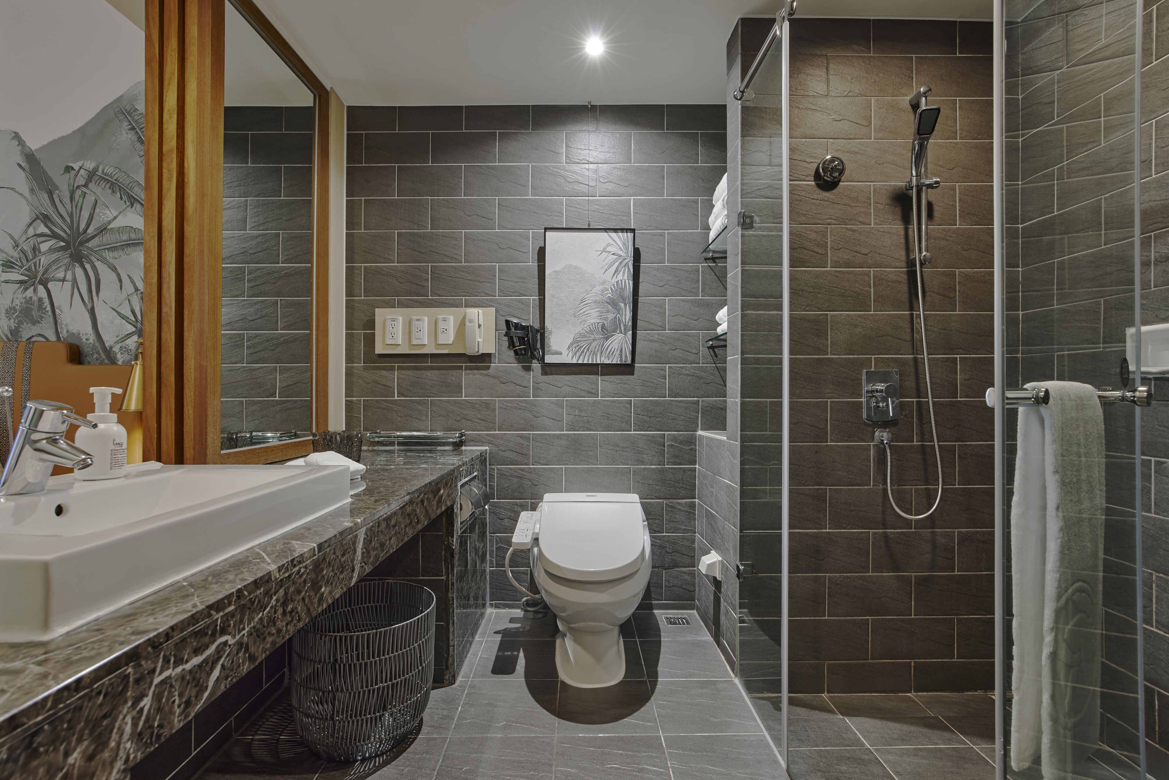 jacuzzi poolside room | bathroom | combined shower/bathtub, free toiletries, hair dryer, bathrobes