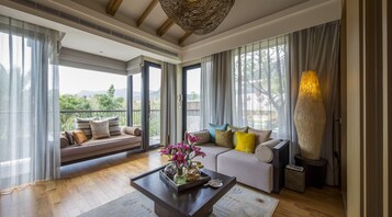 Ropa de cama de alta calidad, cubrecamas y minibar 