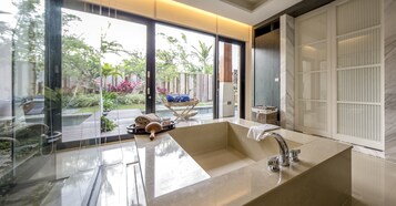 Ropa de cama de alta calidad, cubrecamas y minibar 