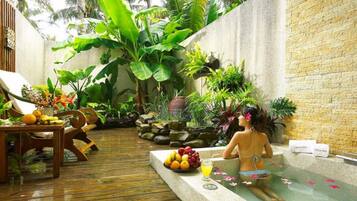 Jacuzzi Guest Room | 1 bedroom, premium bedding, down duvets, minibar