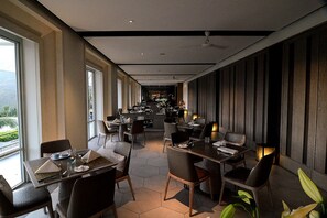 Breakfast, dinner served; Fusion cuisine, pool views  - Gloria Manor (Hengchun)