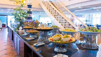 2 restaurants, breakfast served