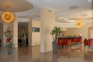 Petit déjeuner buffet (6 EUR par personne)