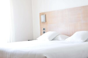 舒适客房, 1 张大床 | 迷你吧、客房内保险箱、办公桌、遮光窗帘