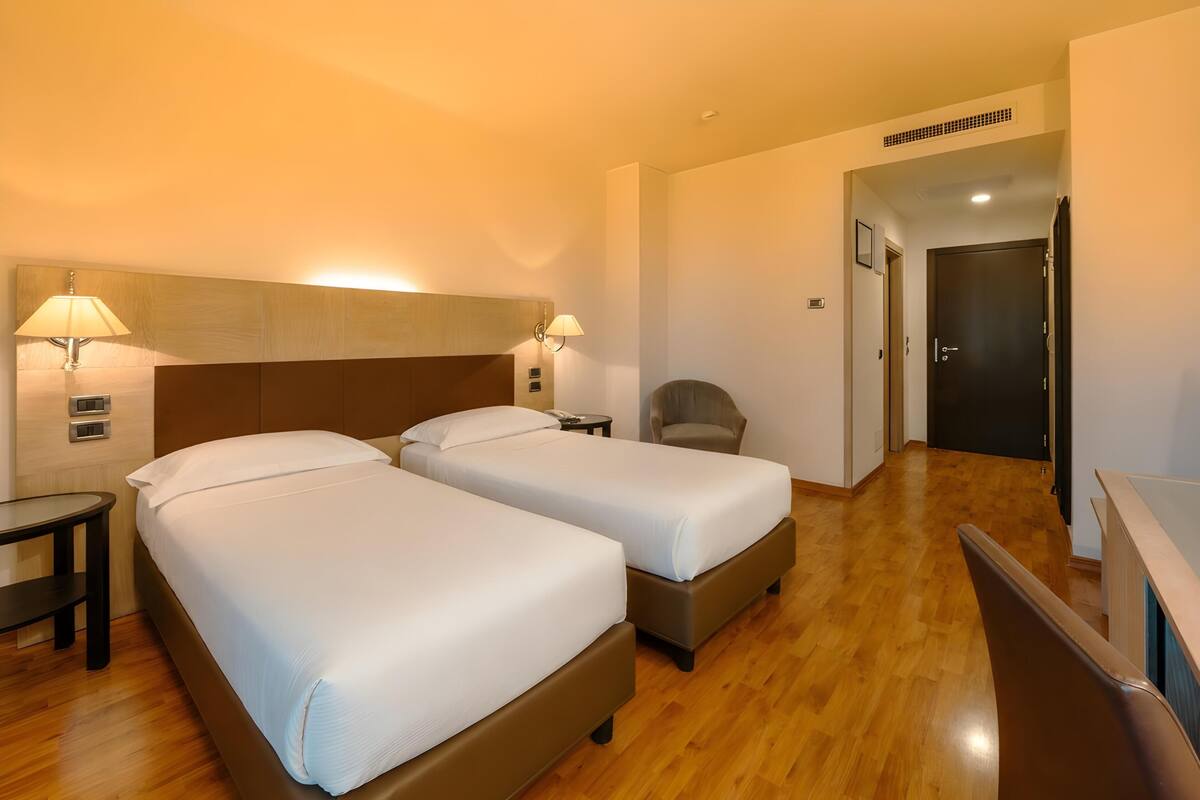 Classic Room, 2 Twin Beds | Minibar, in-room safe, desk, blackout drapes