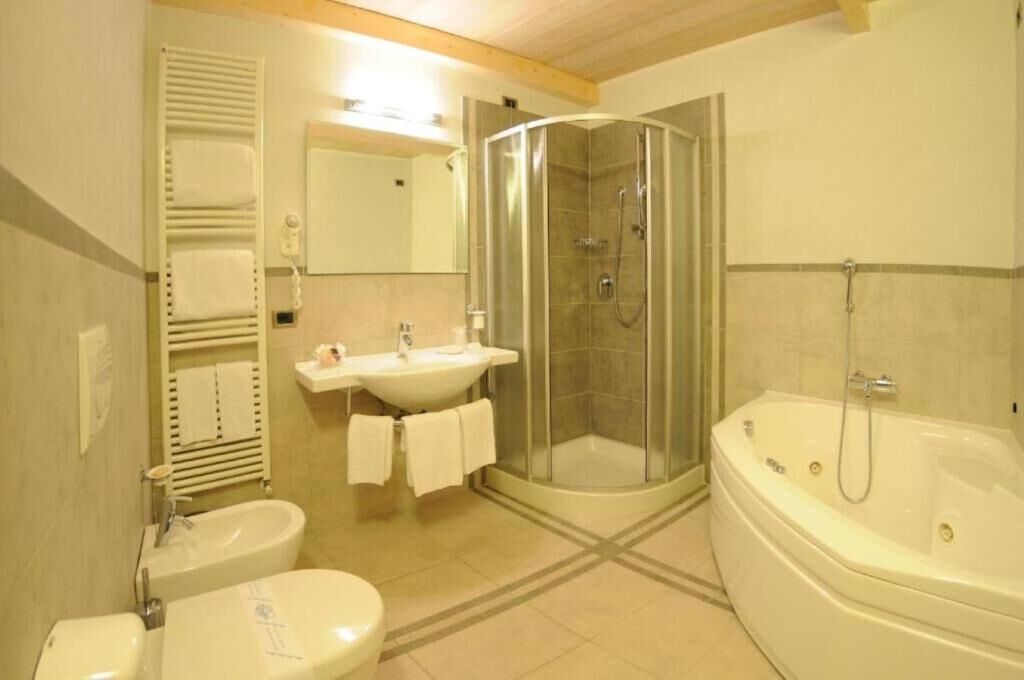deluxe room, jetted tub | bathroom | free toiletries, hair dryer, bidet, towels