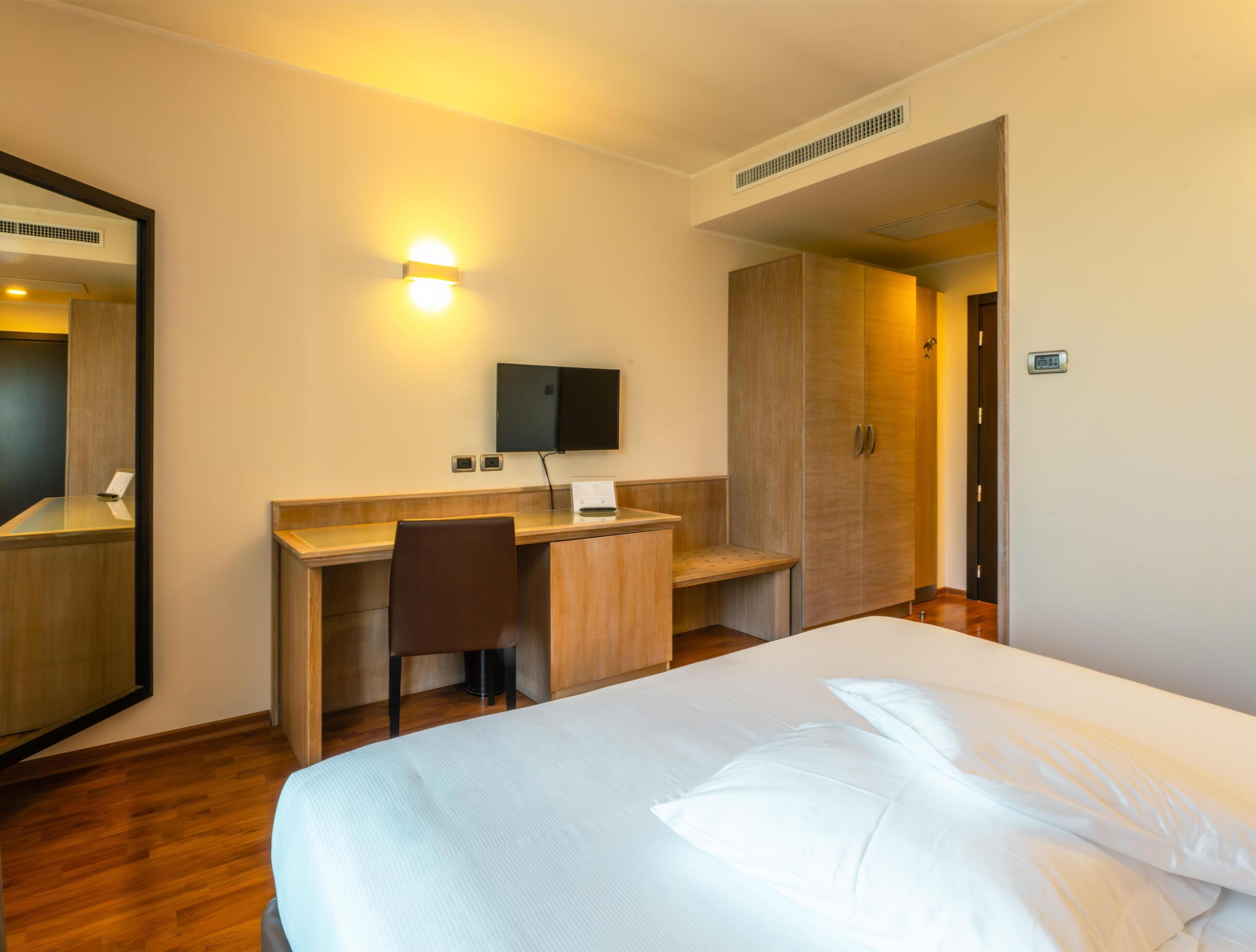 Rom – classic, 1 queensize-seng | Minibar, safe på rommet, skrivebord og blendingsgardiner