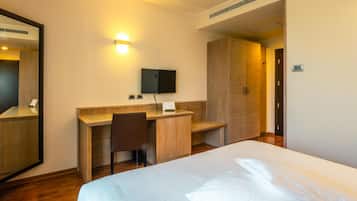Rom – classic, 1 queensize-seng | Minibar, safe på rommet, skrivebord og blendingsgardiner