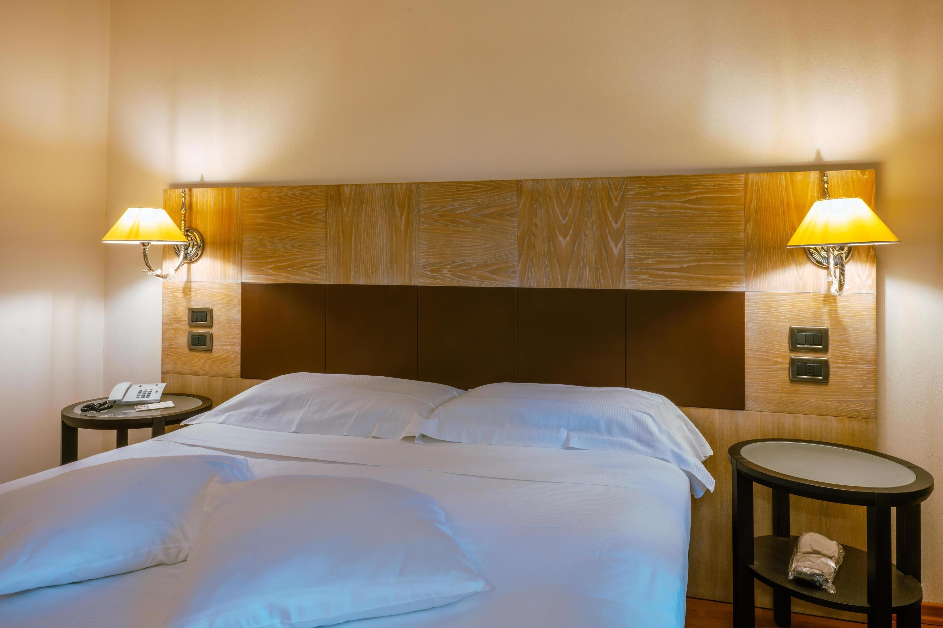 Minibar, Zimmersafe, Schreibtisch, Verdunkelungsvorhänge