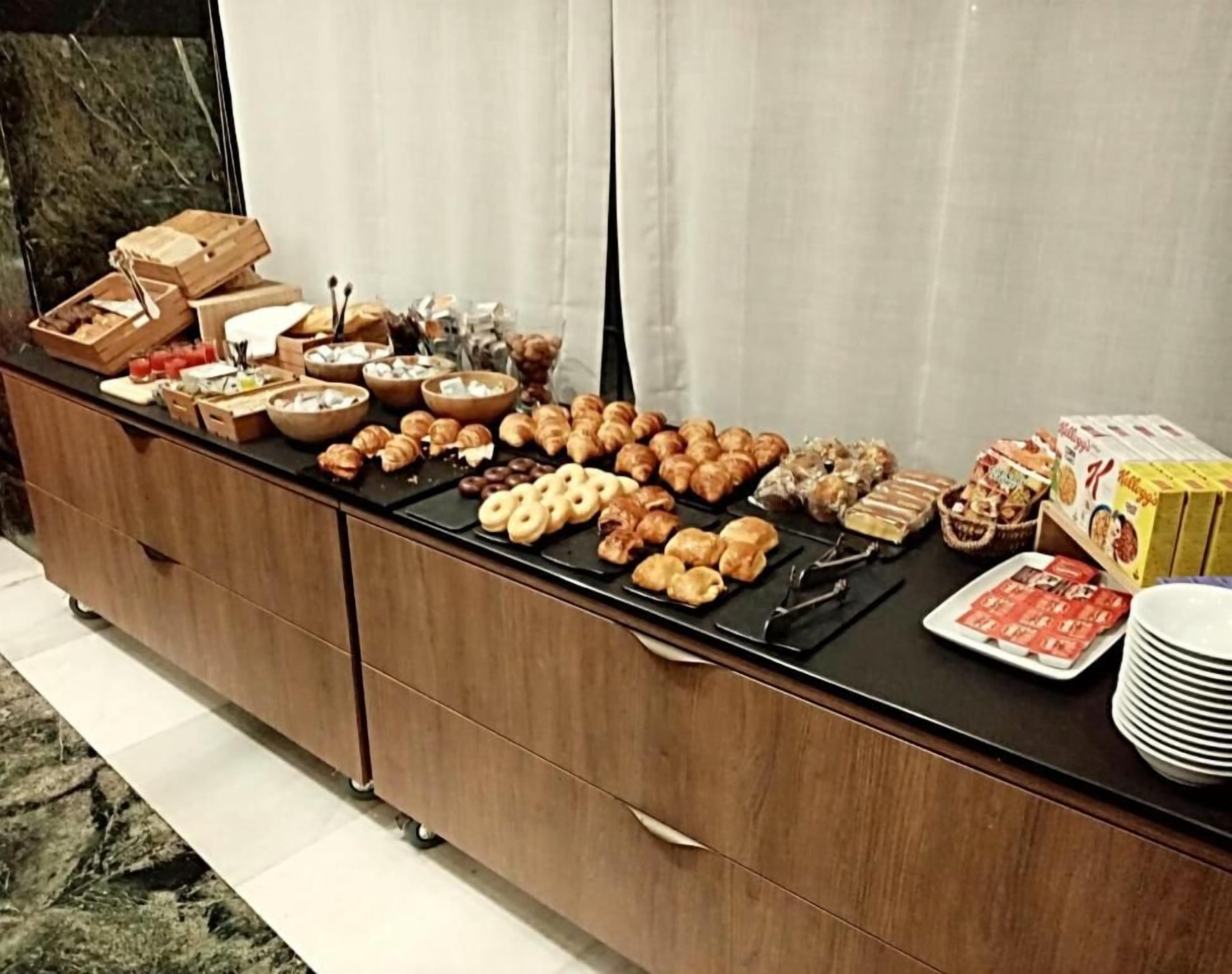 Montaje de buffet con diversos alimentos y salsas.