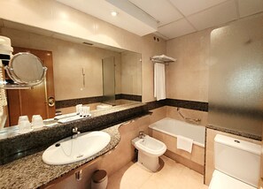 Hair dryer, towels - Hotel Imperial (Valladolid)