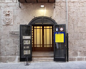 Property entrance - Hotel Imperial (Valladolid)